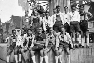 SW-Foto der Mannschaft 1937 beim Auswärtsspiel in Memmingen